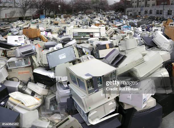 computer recycle dump - computer trash stock pictures, royalty-free photos & images