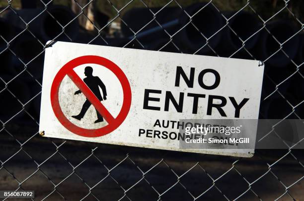'no entry: authorised personnel only' sign on a wire mesh fence in port macquarie, new south wales, australia - no trespassing segnale inglese foto e immagini stock