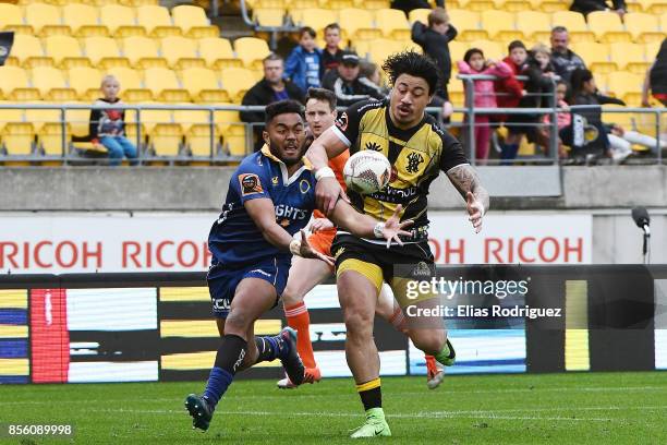 Vilimoni Koroi of Otago gets to the ball before Ben Lam of Wellington to score a try during the round seven Mitre 10 Cup match between Wellington and...