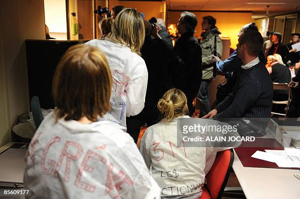 Des salariés de 3M Santé patientent, le 25 mars 2009 à Pithiviers, lors des négociations entre les grévistes qui retiennent dans son bureau Luc...