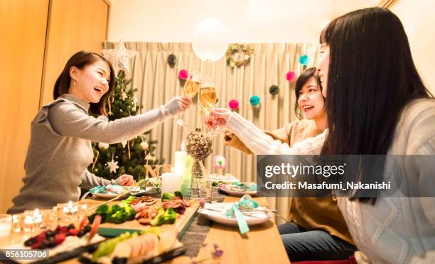 日本の女の子のクリスマス ディナー パーティーを楽しんで - ホームパーティ　日本人 ストックフォトと画像