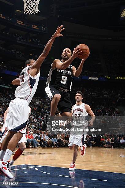 Tony Parker of the San Antonio Spurs puts up a shot against Al Horford of the Atlanta Hawks at Philips Arena on March 25, 2009 in Atlanta, Georgia....