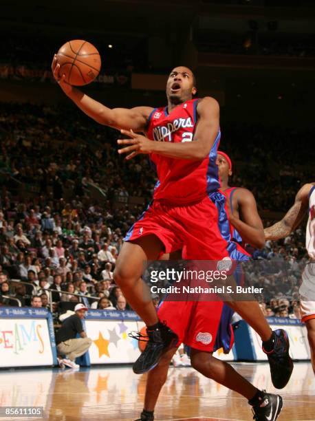 Fred Jones of the Los Angeles Clippers shoots against the New York Knicks on March 25, 2009 at Madison Square Garden in New York City. NOTE TO USER:...