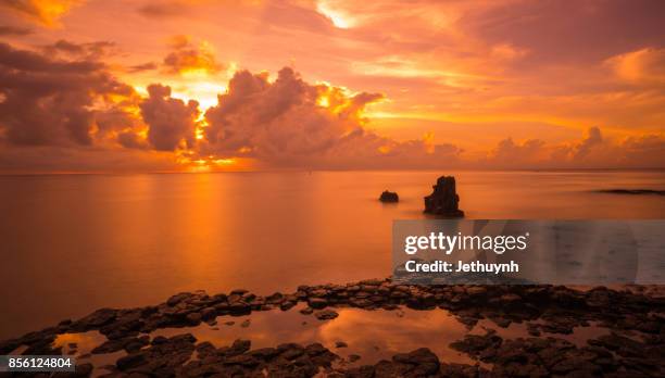 seascape in vietnam - sunrise over thach ky dieu tau, a wonder of quang ngai - quảng ngãi stock pictures, royalty-free photos & images