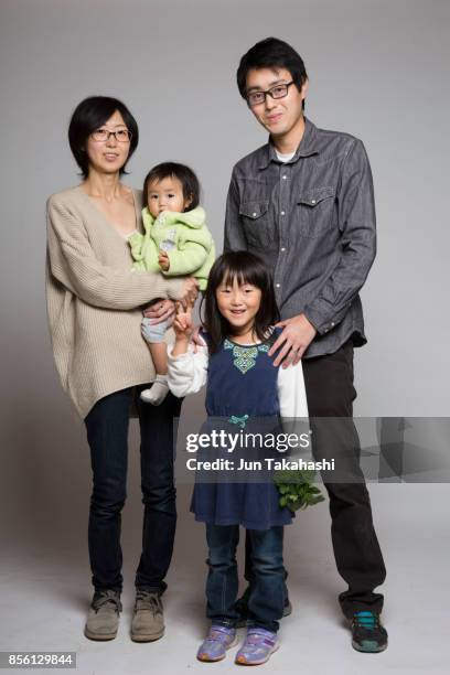 japanese family on gray back ground - sapato cor de creme - fotografias e filmes do acervo