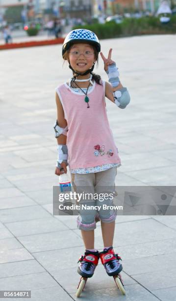 inner mongolian little girl roller skating - abagnar qi foto e immagini stock