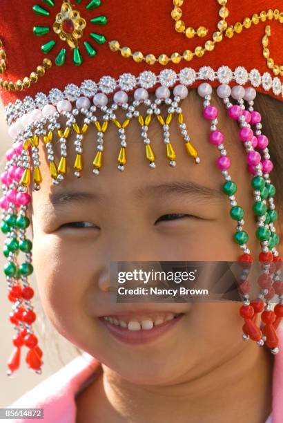 inner mongolian little girl head shot - abagnar qi foto e immagini stock