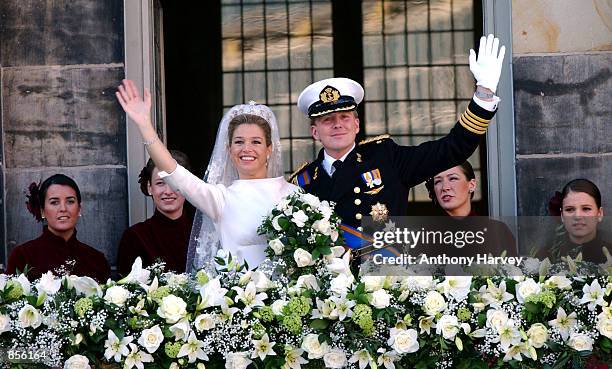 Dutch Crown Prince Willem Alexander and his new bride Crown Princess Maxima Zorreguieta wave after their wedding February 2, 2002 on the balcony of...