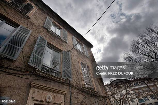 Photo prise le 26 mars 2009 de la maison du Docteur Dugoujon à Caluire, dans la banlieue ouest de Lyon, où Jean Moulin a été arrêté le 21 juin 1943....