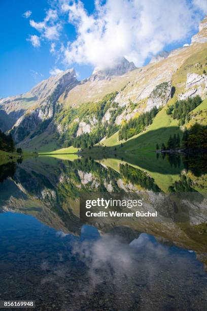 seealpsee in den schweizer bergen - schweizer alpen fotografías e imágenes de stock