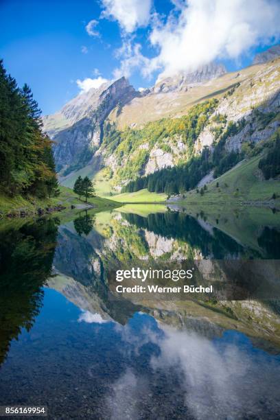 seealpsee in den schweizer bergen - schweizer alpen stock pictures, royalty-free photos & images