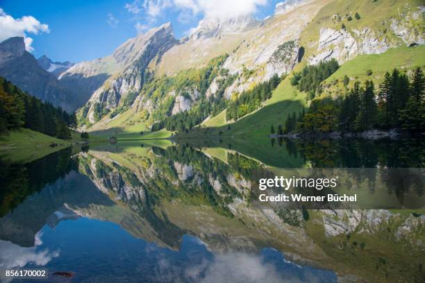 seealpsee in den schweizer bergen - schweizer alpen fotografías e imágenes de stock