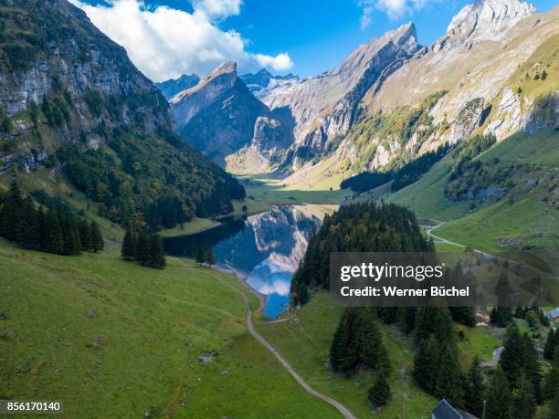 seealpsee in den schweizer bergen - schweizer alpen fotografías e imágenes de stock