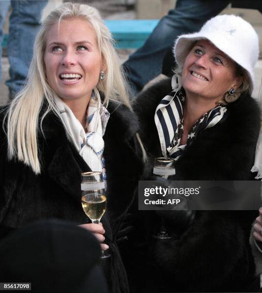 Simonyi's wife Lisa Persdotter and his family drink to a successful