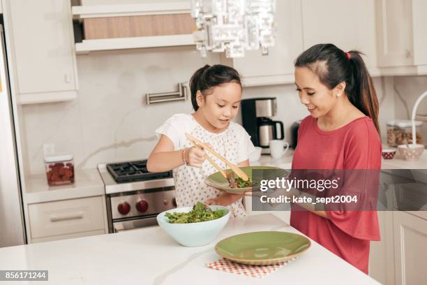 mutter und tochter im hause  - filipino family dinner stock-fotos und bilder