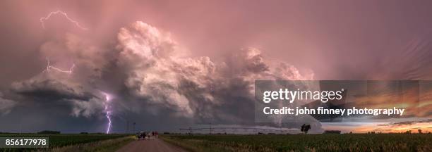 electric thunderstorm at sunset, nebraska, usa - stormchaser stock-fotos und bilder