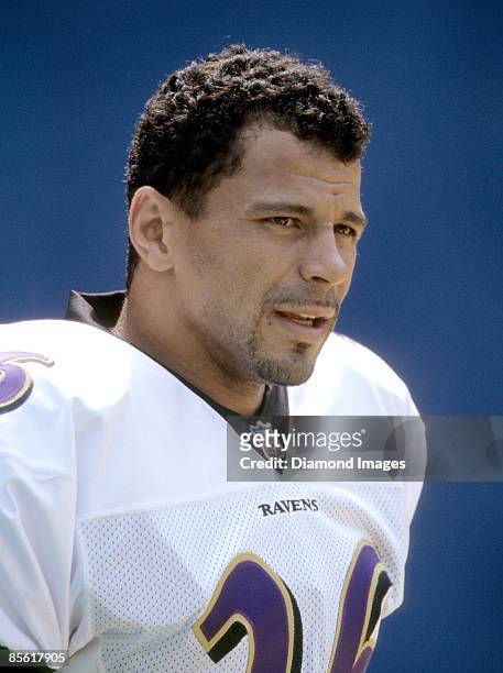 Defensive back Rod Woodson of the Baltimore Ravens warms up prior to a game on September 3, 2000 against the Pittsburgh Steelers at Three Rivers...