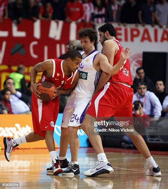 Lynn Greer , #11 of Olympiacos competes with Raul Lopez, #24 of Real Madrid during the Play off Game 2 Olympiacos Piraeus v Real Madrid on March 26,...