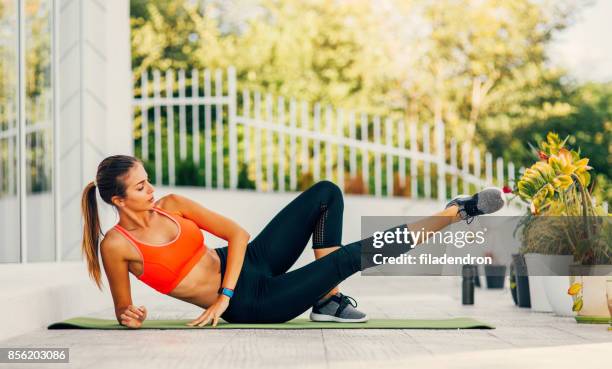 femme exerce sur un porche - thigh stock photos et images de collection