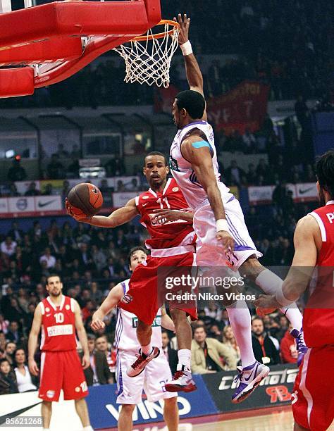 Lynn Greer, #11 of Olympiacos in action during the Play off Game 2 between Olympiacos Piraeus and Real Madrid at the Peace And Friendship Stadium on...