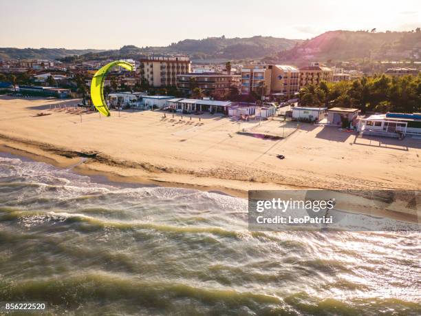 kite surf da solo sulla spiaggia - kite foto e immagini stock