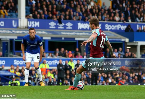 Jeff Hendrick of Burnley scores his sides first goal during the Premier League match between Everton and Burnley at Goodison Park on October 1, 2017...