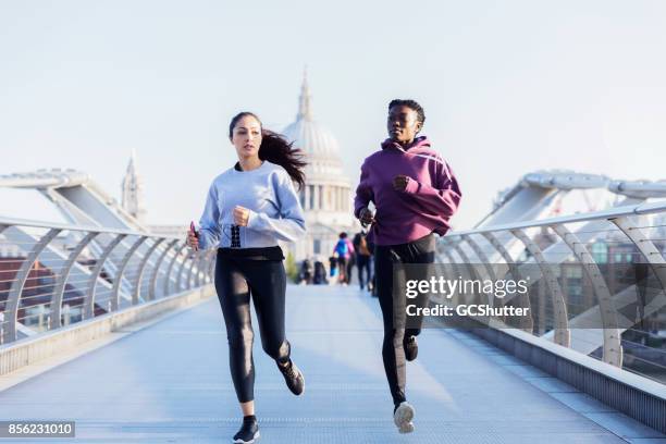 jogging sul millennium bridge - millennium bridge londra foto e immagini stock