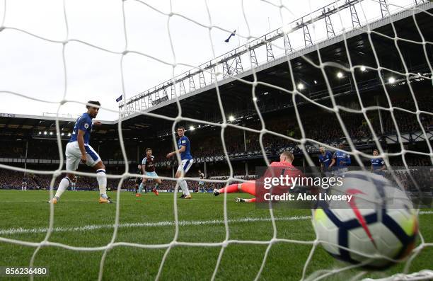 Jeff Hendrick of Burnley scores his sides first goal past Jordan Pickford of Everton during the Premier League match between Everton and Burnley at...