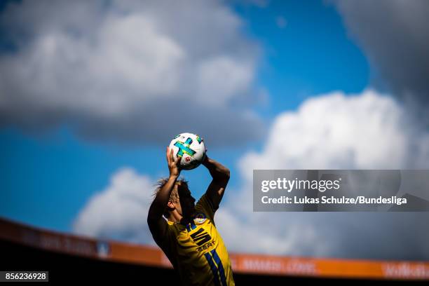 Jan Hochscheidt of Braunschweig throws the ball during the Second Bundesliga match between Eintracht Braunschweig and FC St. Pauli at Eintracht...