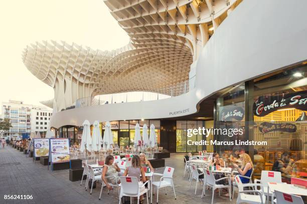 restaurants by the metropol parasol (by architect jurgen mayer h) - plaza de la encarnación stock pictures, royalty-free photos & images