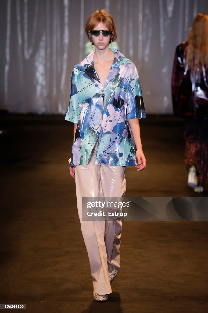 Acne Studios : Runway - Paris Fashion Week Womenswear Spring/Summer 2018