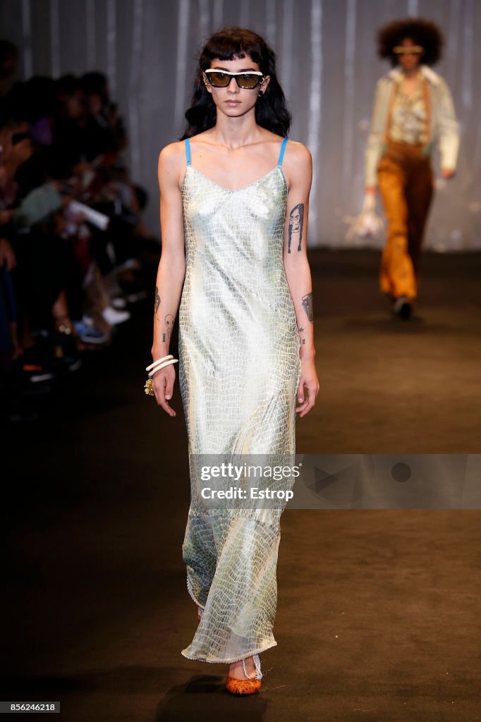 Acne Studios : Runway - Paris Fashion Week Womenswear Spring/Summer 2018