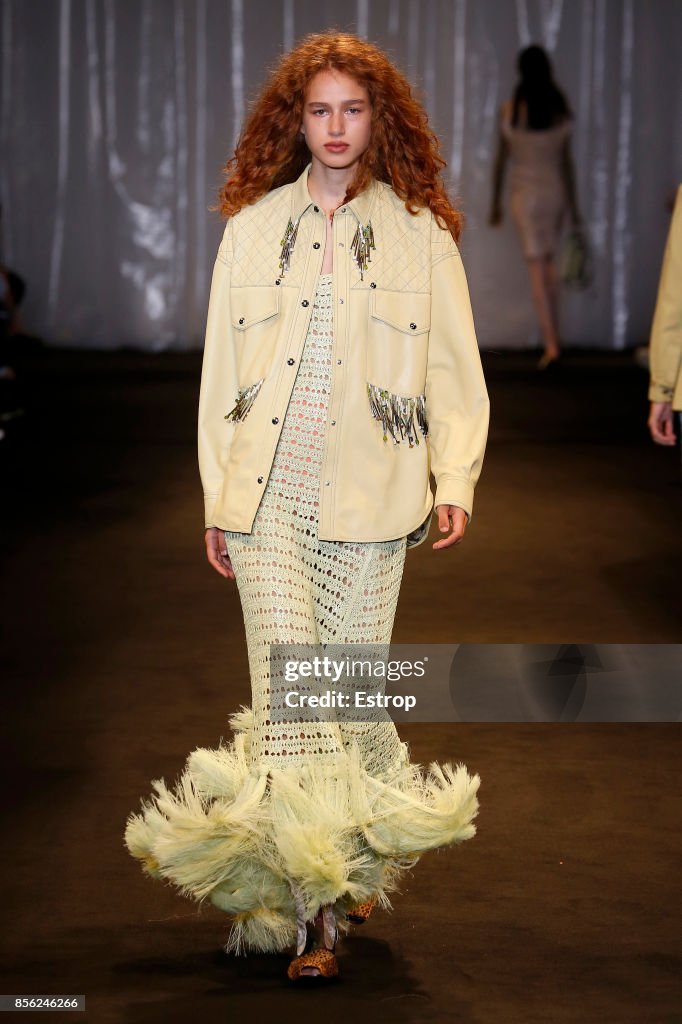 Acne Studios : Runway - Paris Fashion Week Womenswear Spring/Summer 2018