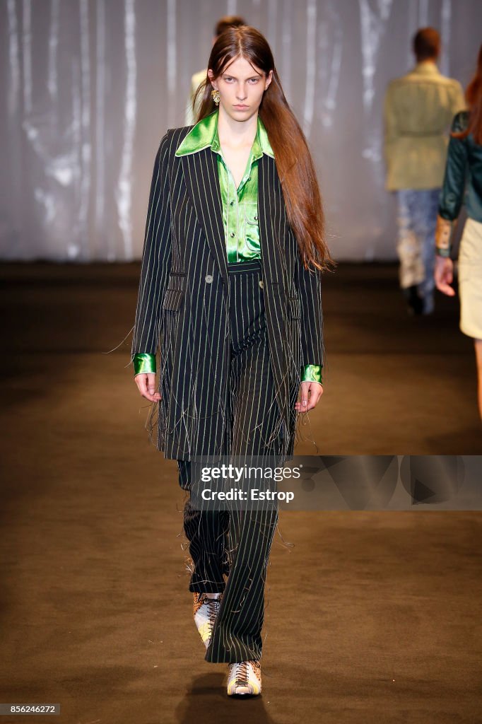 Acne Studios : Runway - Paris Fashion Week Womenswear Spring/Summer 2018