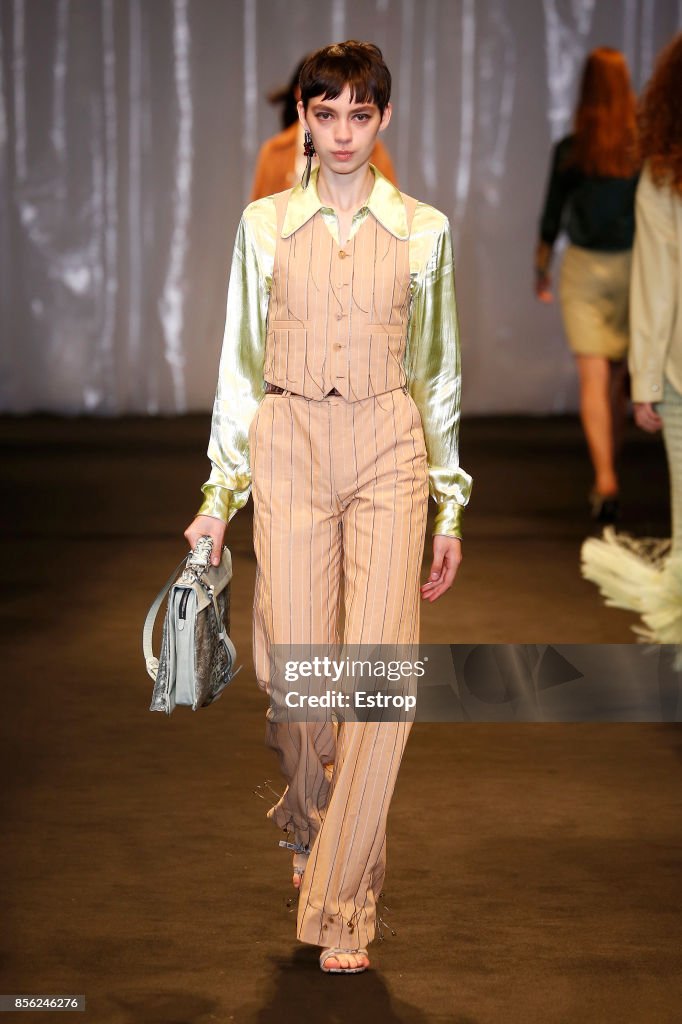 Acne Studios : Runway - Paris Fashion Week Womenswear Spring/Summer 2018