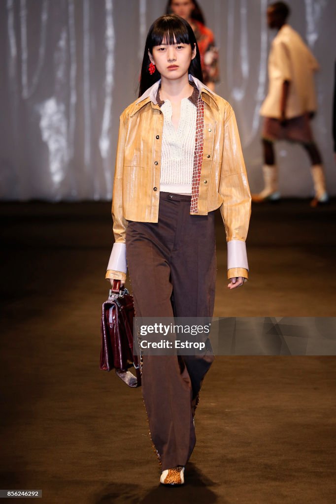 Acne Studios : Runway - Paris Fashion Week Womenswear Spring/Summer 2018