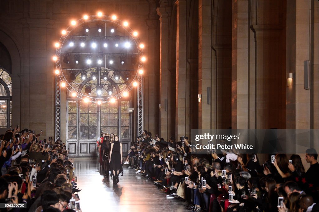 Givenchy : Runway - Paris Fashion Week Womenswear Spring/Summer 2018