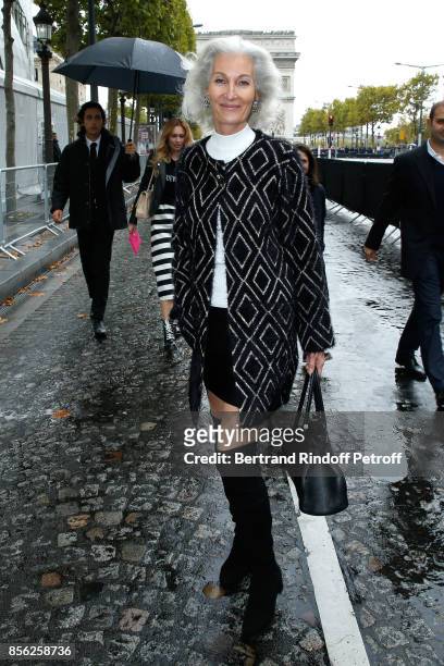 Model Catherine Lowe attends "Le Defile L'Oreal Paris show" as part of the Paris Fashion Week Womenswear Spring/Summer 2018 on October 1, 2017 in...
