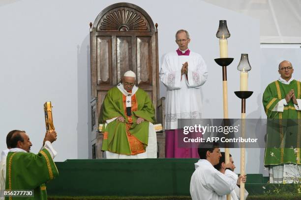 Pope Francis leads a mass at the Renato Dall'Ara Stadium on October 1, 2017 during a pastoral visit in Bologna. / AFP PHOTO / Vincenzo PINTO