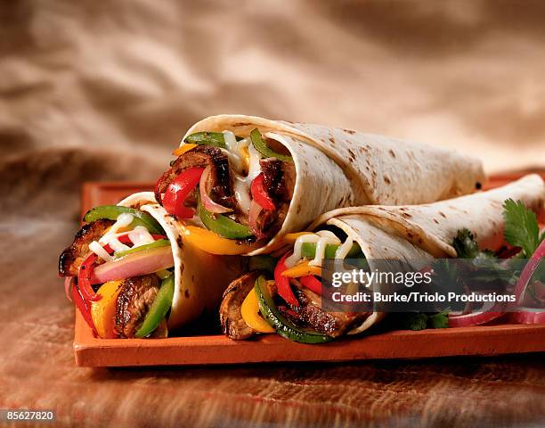 steak and vegetable fajitas - burrito stockfoto's en -beelden