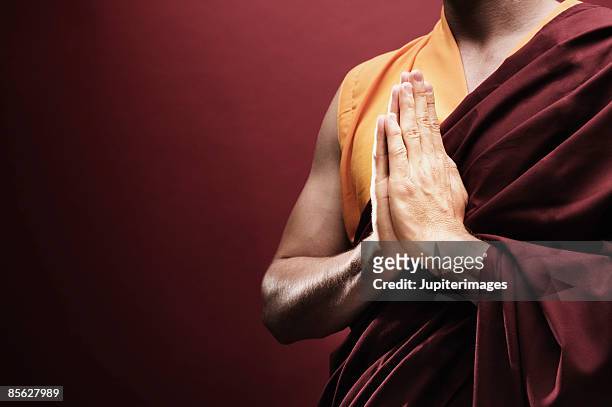 monk in meditation pose - buddhism photos et images de collection