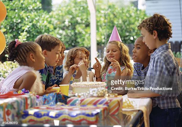 kids at birthday party - verjaardagskaars stockfoto's en -beelden