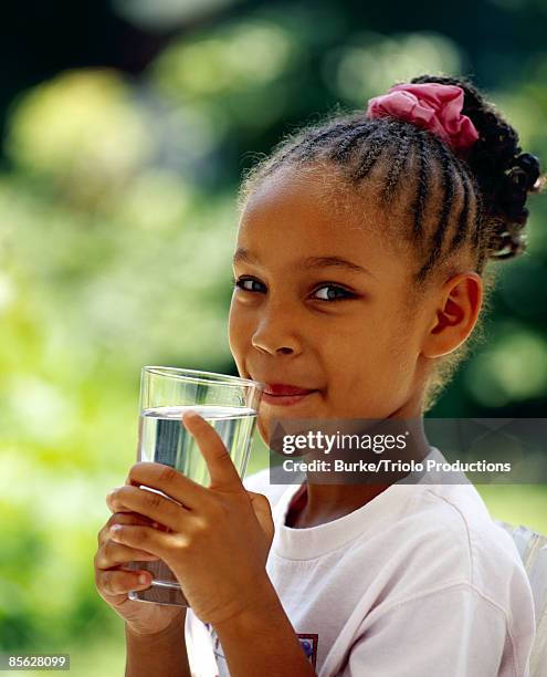 girl drinking water - kinder am wasser stock-fotos und bilder