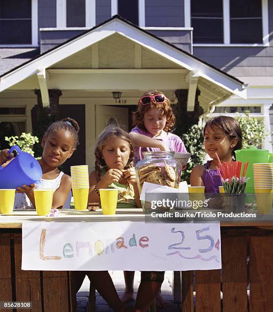 girls with lemonade stand - レモネード売り ストックフォトと画像