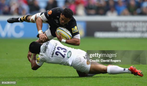 Juan de Jongh of Wasps is tackled by Ben Tapuai during the Aviva Premiership match between Wasps and Bath Rugby at The Ricoh Arena on October 1, 2017...