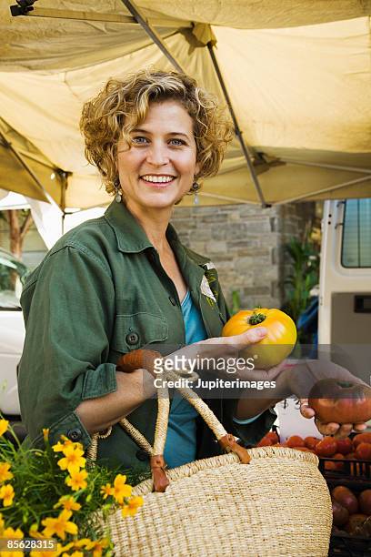 woman with heirloom tomatoes - food market stockfoto's en -beelden