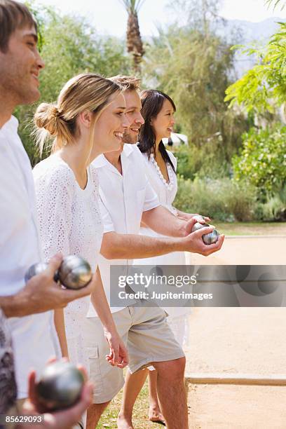 friends in line holding bocce balls - jogo de bocha - fotografias e filmes do acervo