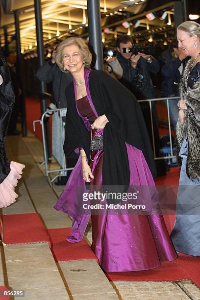 Spanish Queen Sophia and Queen Margarethe of Denmark arrive at the Royal Palace January 31, 2002 in Amsterdam, Netherlands for a dinner party hosted...