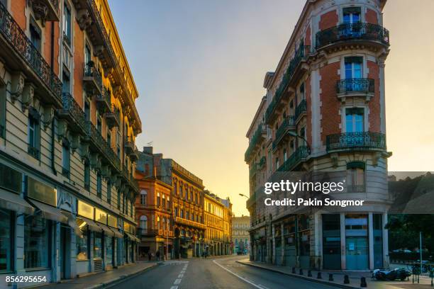 narrow historic street with old buildings in toulouse, france - alta garonna foto e immagini stock