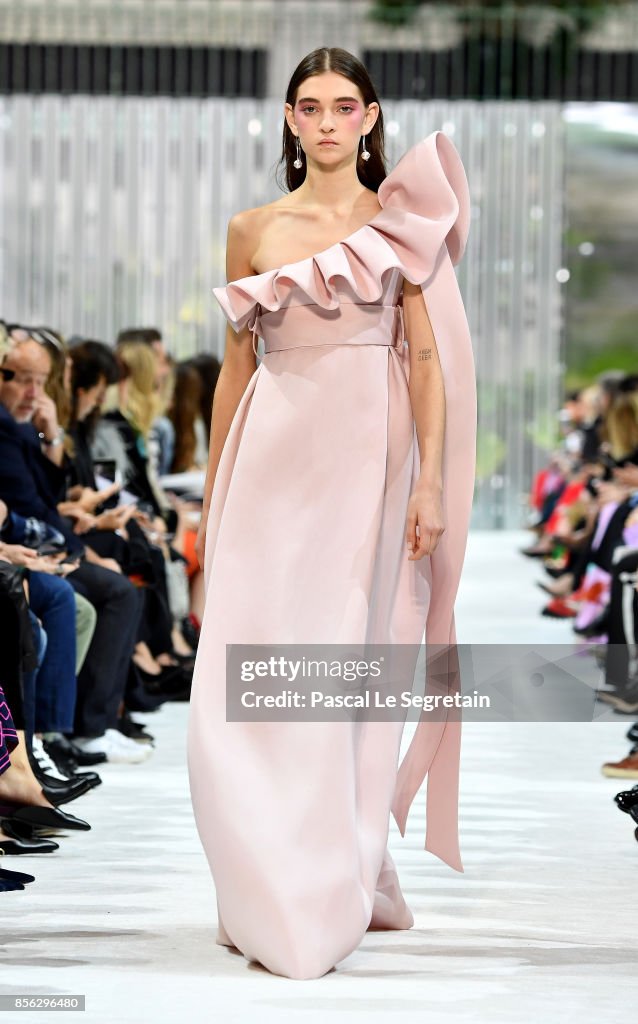 Valentino : Runway - Paris Fashion Week Womenswear Spring/Summer 2018